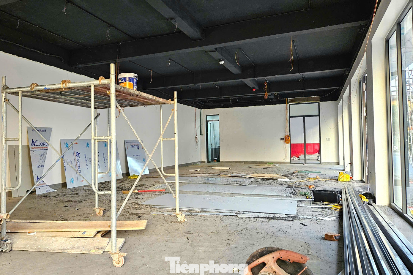 Mặt bằng trên Đại lộ Lê Nin tân trang lại và đăng tìm người thuê mới.