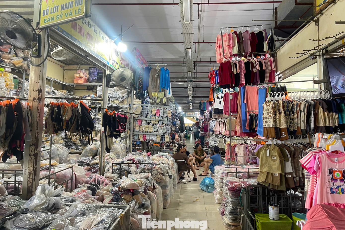 Vắng khách, tiểu thương ngồi tám chuyện.