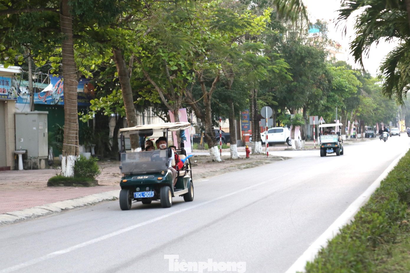 Xe điện 4 bánh chạy trên đường ở thị xã Cửa Lò Xe điện 4 bánh chạy trên đường ở thị xã Cửa Lò
