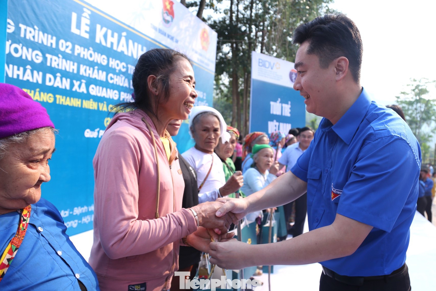 Anh Lê Văn Lương, Ủy viên Ban Thường vụ T.Ư Đoàn, Bí thư Tỉnh Đoàn Nghệ An tặng quà cho người nghèo xã Quang Phong