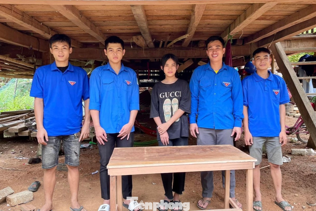 Bàn học mới dành tặng cho em Lim Thị Mỹ Duyên (học sinh lớp 9, trường Phổ thông dân tộc bán trú THCS Hội Nga, xã Châu Hội). Gia đình Duyên thuộc diện đặc biệt khó khăn.