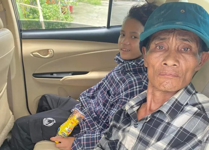 Cả hai được bắt xe về quê nhà ở Tương Dương. Cả hai được bắt xe về quê nhà ở Tương Dương.