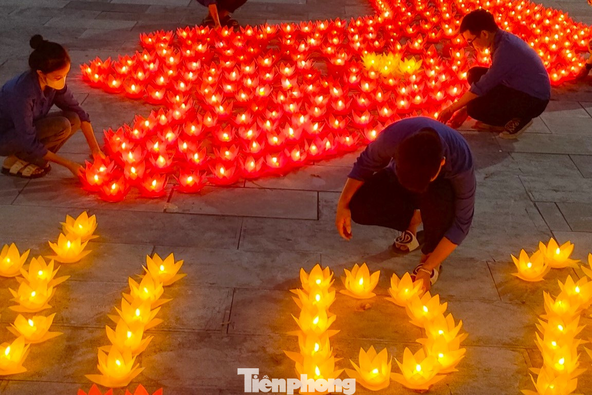 Những ngọn nến được thắp lên là tấm lòng tưởng nhớ, biết ơn thế hệ sau đến các anh hùng liệt sĩ đã anh dũng ngã xuống vì độc lập, tự do của Tổ quốc.