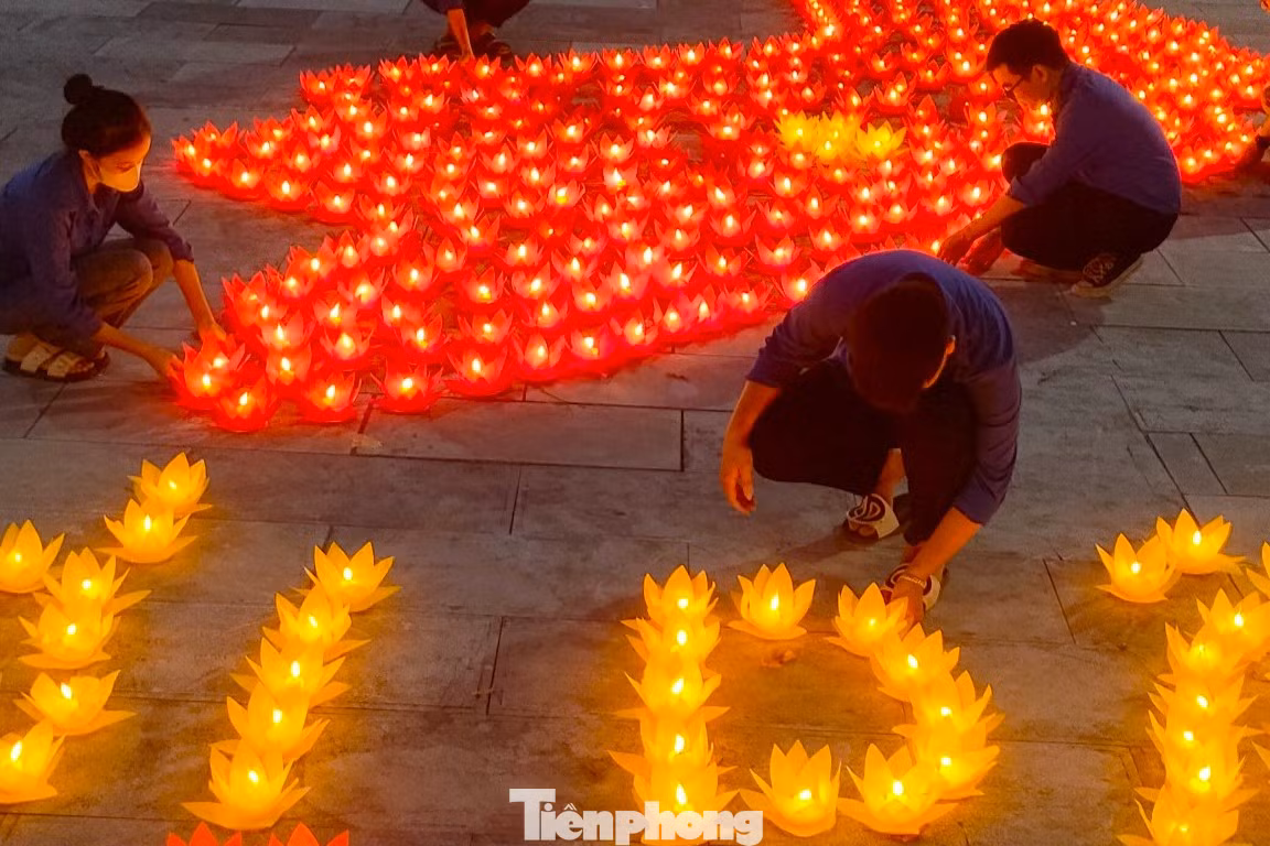 Những ngọn nến được thắp lên là tấm lòng tưởng nhớ, biết ơn thế hệ sau đến các anh hùng liệt sĩ đã anh dũng ngã xuống vì độc lập, tự do của Tổ quốc.