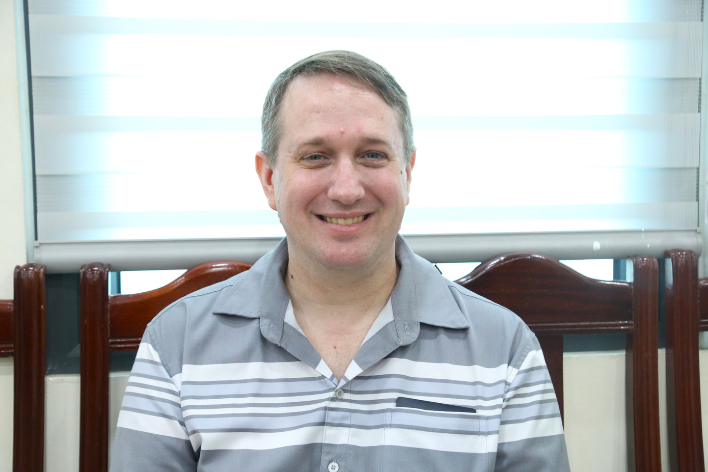 Là người Mỹ, lấy vợ Việt Nam, anh Shawn Kelley luôn xem Việt Nam là quê hương thứ hai của mình. Hiện, anh đang là giáo viên Tiếng Anh cho một trường Mầm non ở Nghệ An. “Việc đăng ký định danh điện tử VNeID mức độ 2 giúp tôi sử dụng nhiều tiện ích số như xác thực thông tin trong giao dịch ngân hàng, đăng ký thuê nhà,… rất hữu ích và thuận tiện.”, anh Shawn Kelley nói.