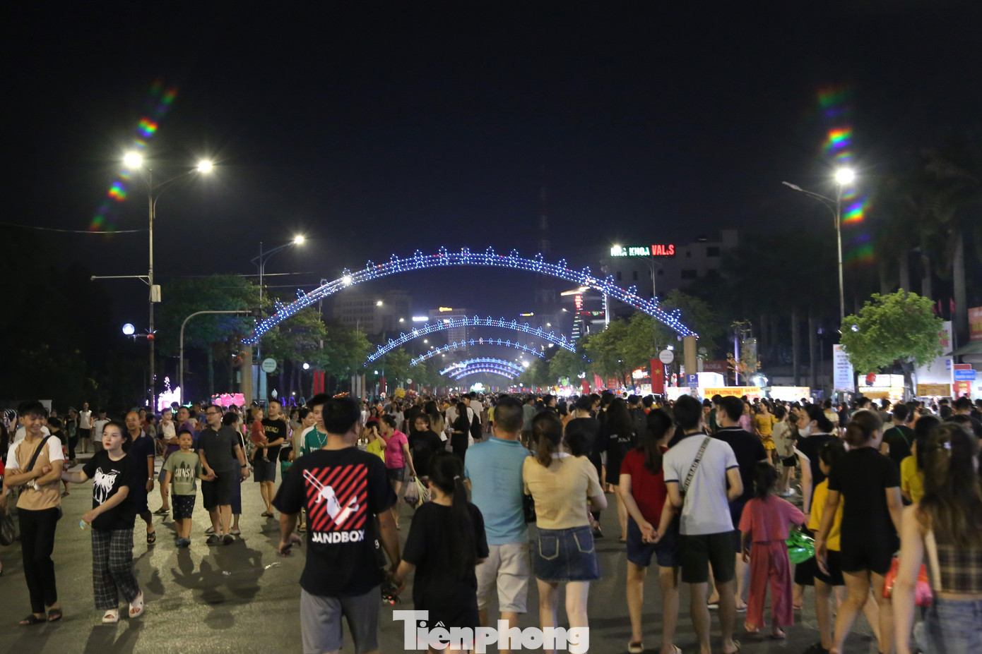 Anh Nguyễn Minh Công (trú huyện Thanh Chương, Nghệ An) cho biết: "Được nghỉ lễ nên tôi đưa gia đình mình xuống TP Vinh để trải nghiệm phố đi bộ, không ngờ đông thế. Không khí rất náo nhiệt và đủ các hoạt động vui chơi giải trí”.