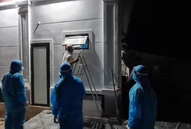 Lực lượng chức năng vận động chị H. đi cách ly Lực lượng chức năng vận động chị H. đi cách ly