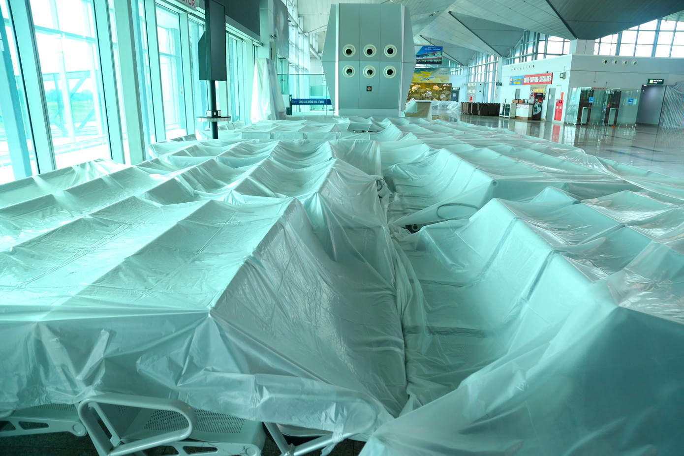 Ghi nhận của PV sáng 3/7 tại sân bay Vinh, khung cảnh vắng lặng. Khu vực quầy check-in, dãy ghế ngồi chờ tại sân bay Vinh được phủ bạt kín. Các quầy hàng phục vụ du khách đóng cửa, quây kín bạt. Ghi nhận của PV sáng 3/7 tại sân bay Vinh, khung cảnh vắng lặng. Khu vực quầy check-in, dãy ghế ngồi chờ tại sân bay Vinh được phủ bạt kín. Các quầy hàng phục vụ du khách đóng cửa, quây kín bạt.