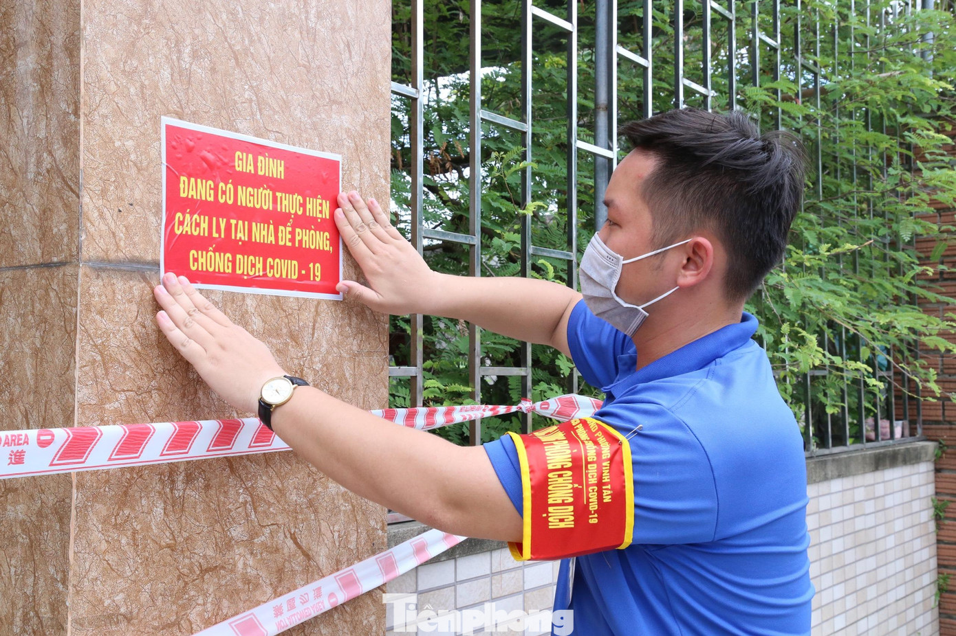 Anh Ngô Đình Thái trực tiếp đi dán biển báo cách ly tại nhà.