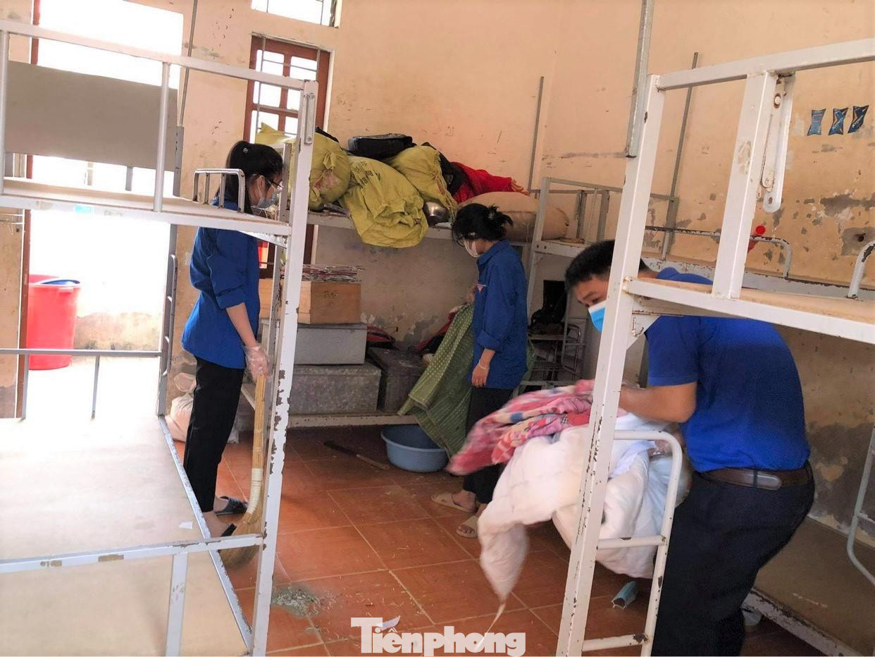 Những ngày qua, Huyện đoàn Tương Dương (Nghệ An) đã điều động ĐVTN xã Tam Thái, Xá Lượng, Thị trấn Thạch Giám tham gia tổng vệ sinh khu cách ly tại trường Phổ thông Dân tộc nội trú THCS Tương Dương để trả lại mặt bằng cho nhà trường chuẩn bị đón chào năm học mới.