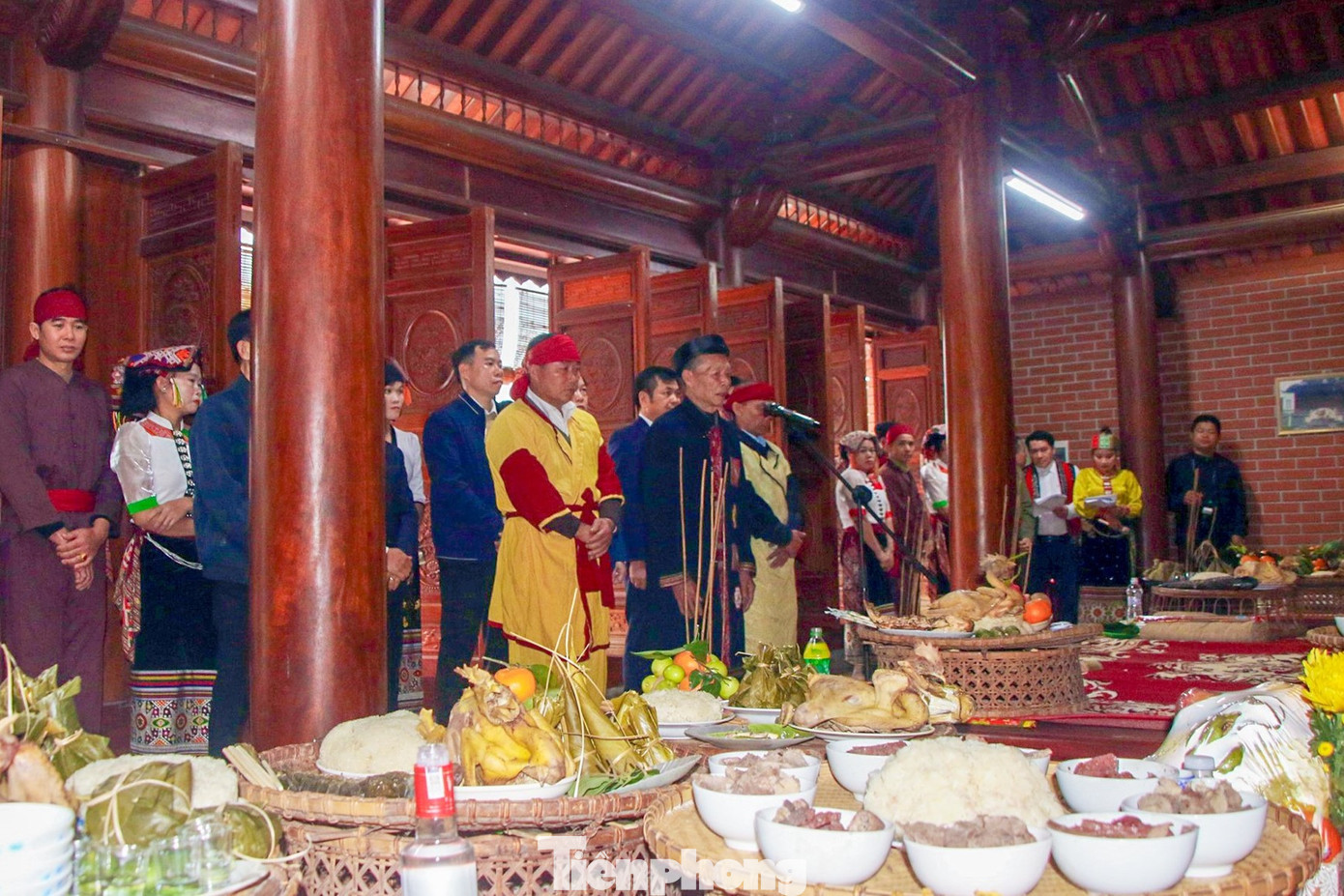 Phần lễ được tổ chức tại đền Chiêng Ngam và phần hội tổ chức tại Hang Bua, thuộc bản Bua, xã Châu Tiến. Lễ tế đền Mường Chiêng Ngam được thực hiện theo nghi thức lễ cúng bản, cúng mường của người dân huyện Quỳ Châu. Các sản vật bản địa như thịt trâu, gà, hương trầm, rượu cần, 7 thôn, bản trong xã Châu Tiến cũng có mâm cúng riêng dâng lễ tế.