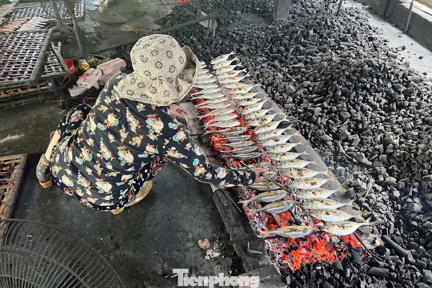 Mỗi ngày, các chị được chủ lò trả từ 200.000 -250.000 đồng/người. Thu nhập hàng tháng từ 5 - 6 triệu đồng/người/tháng.