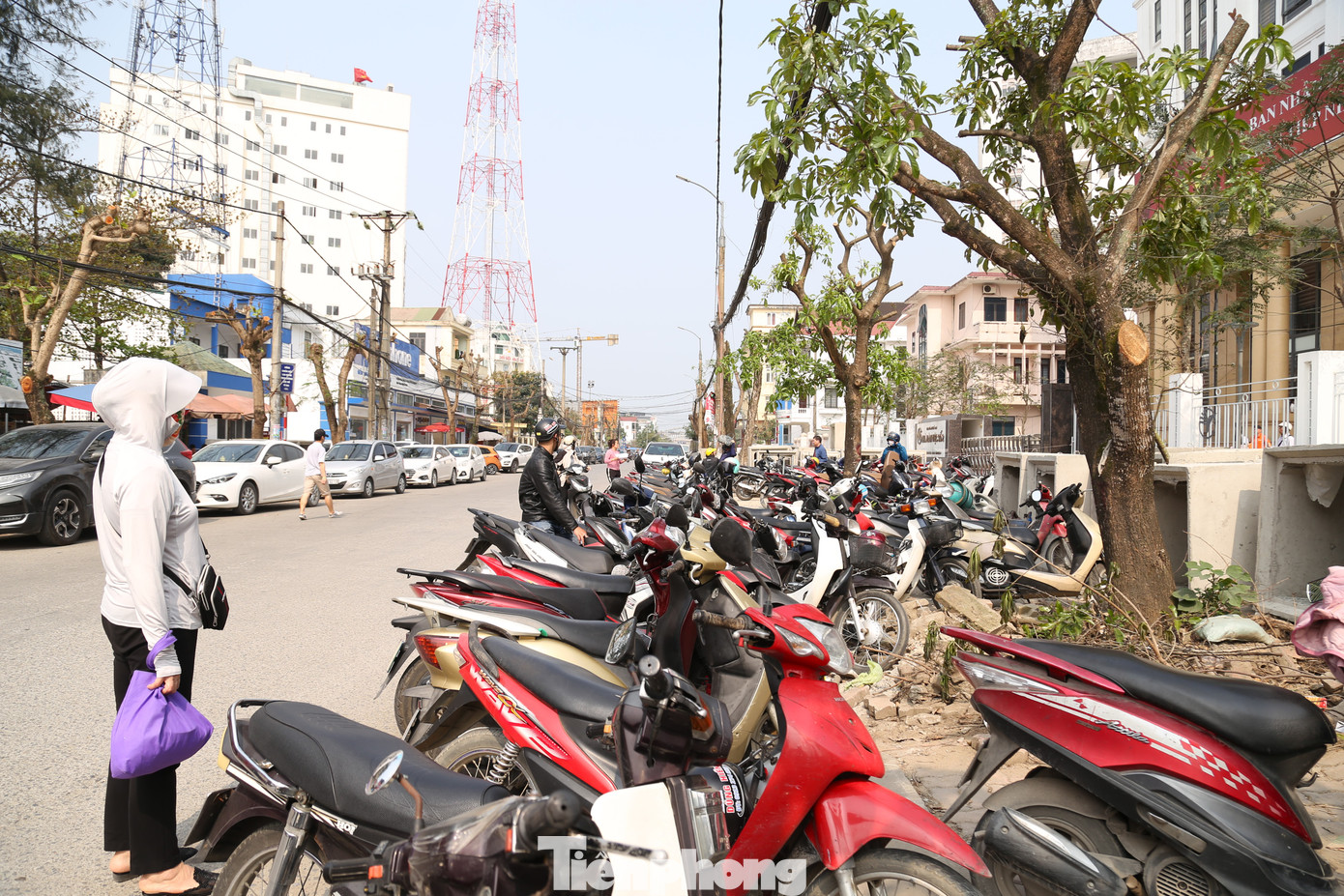 Kể từ khi tuyến đường được cải tạo, nâng cấp, đơn vị thi công cho cắt tỉa cây xanh để di dời và tập trung các cấu kiện mương bê tông thoát nước thì tình trạng ách tắc giao thông thường xuyên xảy ra, nhất là vào giờ cao điểm. Trong ảnh, cảnh lộn xộn trước Trung tâm phục vụ hành chính công thành phố Vinh do xe máy, ô tô người dân đỗ tràn ra vỉa hè và lòng đường.