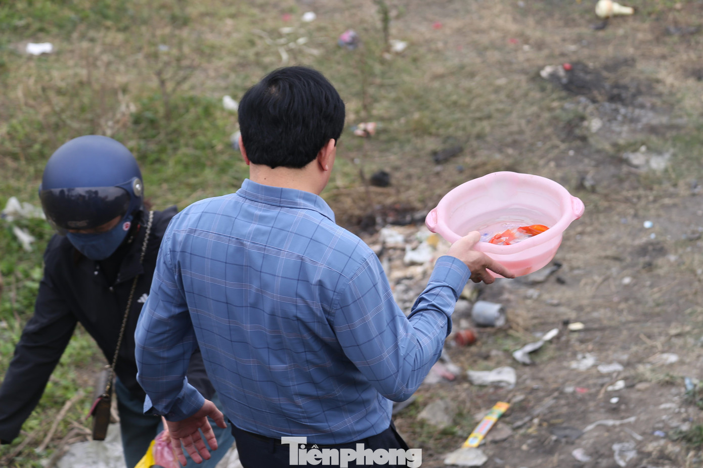 Nhiều gia đình thay vì sử dụng túi nilon, đã mang theo xô, chậu,… để đựng cá chép.