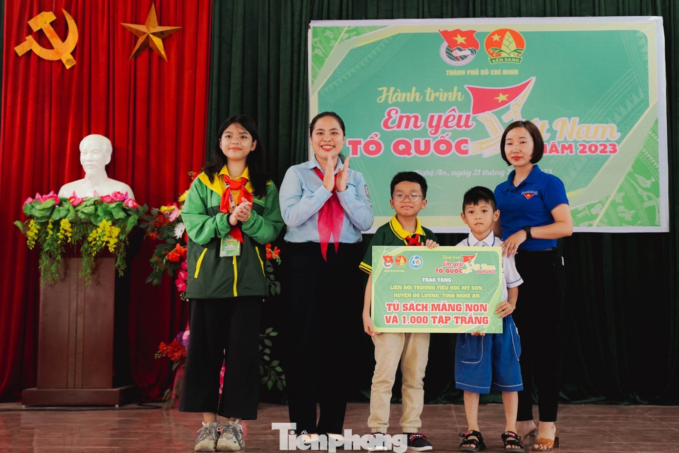 Trước đó, Đoàn đại biểu đã trao tặng 1 Tủ sách Măng non cho Liên đội trường Tiểu học Mỹ Sơn; tặng 30 suất quà gồm balo, vở, dụng cụ học tập, đồ lưu niệm cho 30 em thiếu nhi tại xã Mỹ Sơn, huyện Đô Lương, Nghệ An.