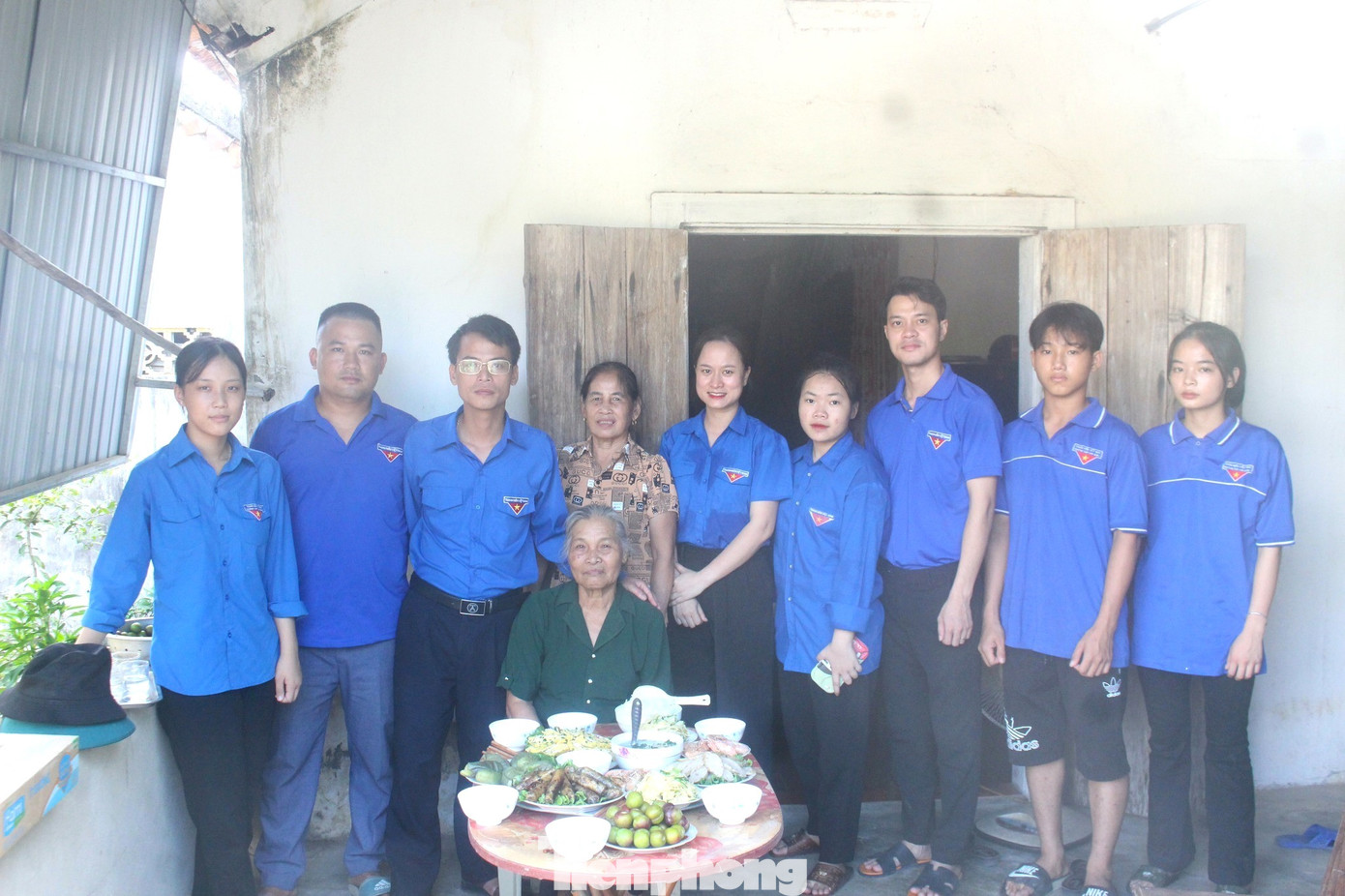 Tuổi trẻ Anh Sơn tổ chức bữa cơm tri ân tại gia đình có công với cách mạng