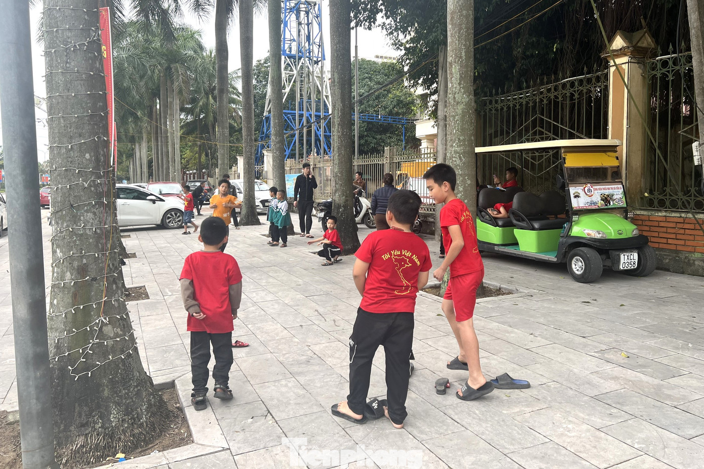 Nhiều học sinh bị bố mẹ bắt nghỉ học.