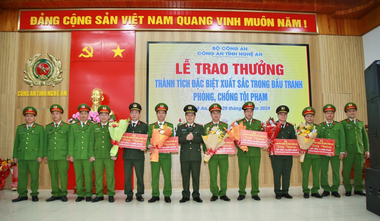 Công an tỉnh Nghệ An khen thưởng Ban chuyên án đấu tranh tội phạm công nghệ cao. Công an tỉnh Nghệ An khen thưởng Ban chuyên án đấu tranh tội phạm công nghệ cao.