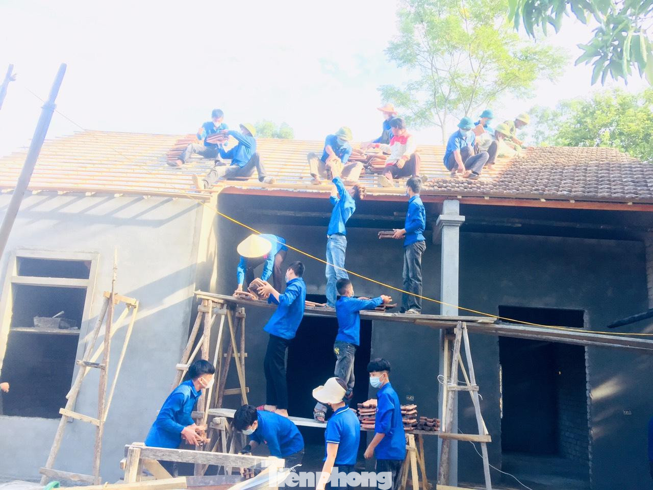 Ông bà đều là cựu TNXP, hoàn cảnh gia đình khó khăn. Ông bà có 6 người con thì 3 người đã mất do tai nạn giao thông. Hiện ông bà sống nương nhờ vào nhau. “Nhà tôi không may bị chập điện cháy hoàn toàn. Nhờ các cấp, chính quyền ủng hộ đã giúp gia đình có tiền xây căn nhà cấp 4 để trú ngụ. May có các cháu đến giúp chứ tôi không biết xoay sở ra sao”, ông Đại nói. (Ảnh: TH)