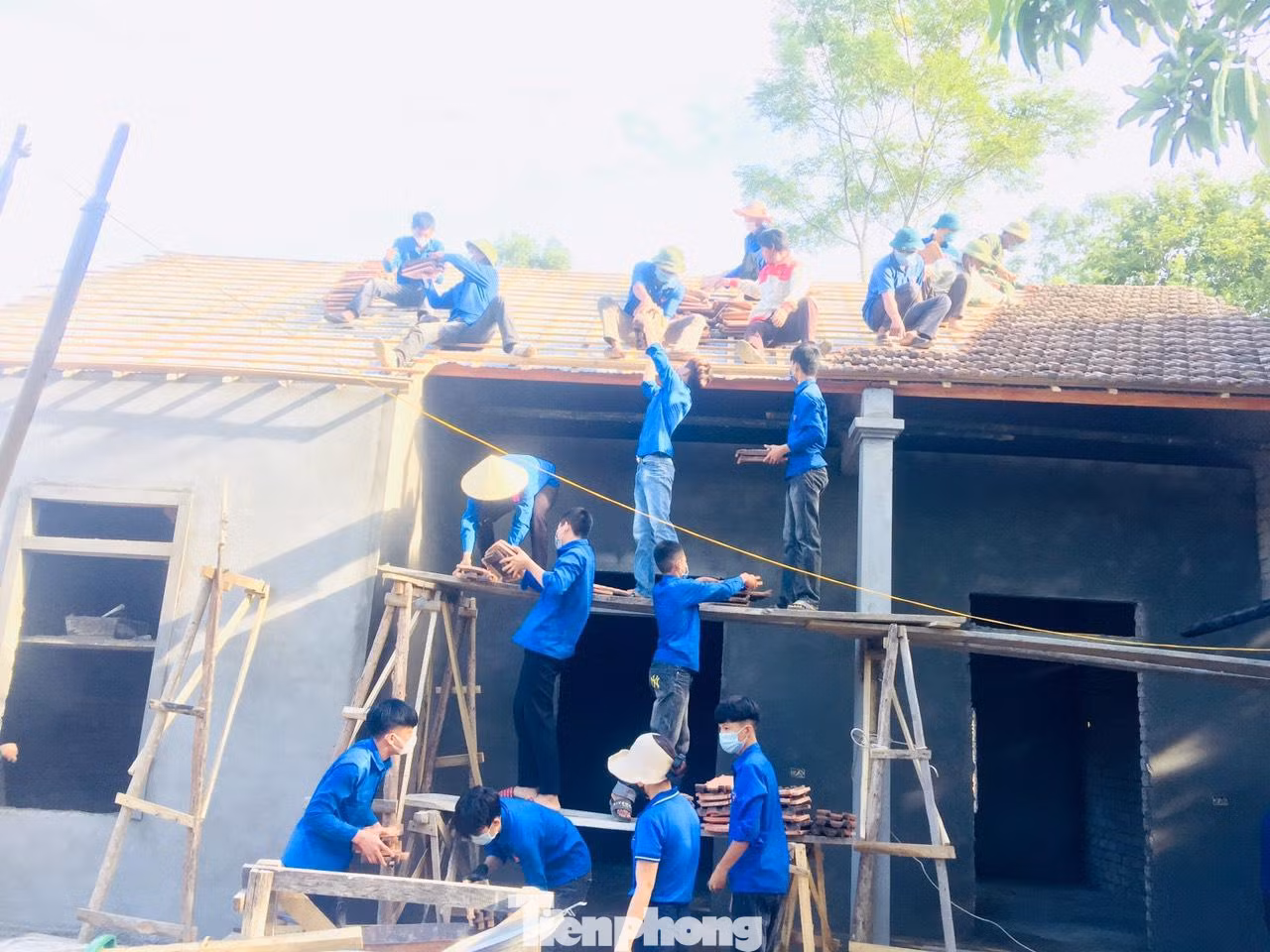 Ông bà đều là cựu TNXP, hoàn cảnh gia đình khó khăn. Ông bà có 6 người con thì 3 người đã mất do tai nạn giao thông. Hiện ông bà sống nương nhờ vào nhau. “Nhà tôi không may bị chập điện cháy hoàn toàn. Nhờ các cấp, chính quyền ủng hộ đã giúp gia đình có tiền xây căn nhà cấp 4 để trú ngụ. May có các cháu đến giúp chứ tôi không biết xoay sở ra sao”, ông Đại nói. (Ảnh: TH)