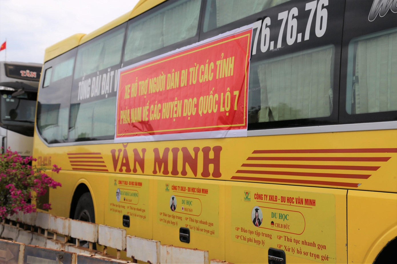 Những người có kết quả âm tính sẽ được hỗ trợ xe khách chở về từng huyện. Người dân đến huyện nào sẽ liên hệ để huyện đó chịu trách nhiệm ra đón công dân của mình và đưa đi cách ly tập trung theo quy định.