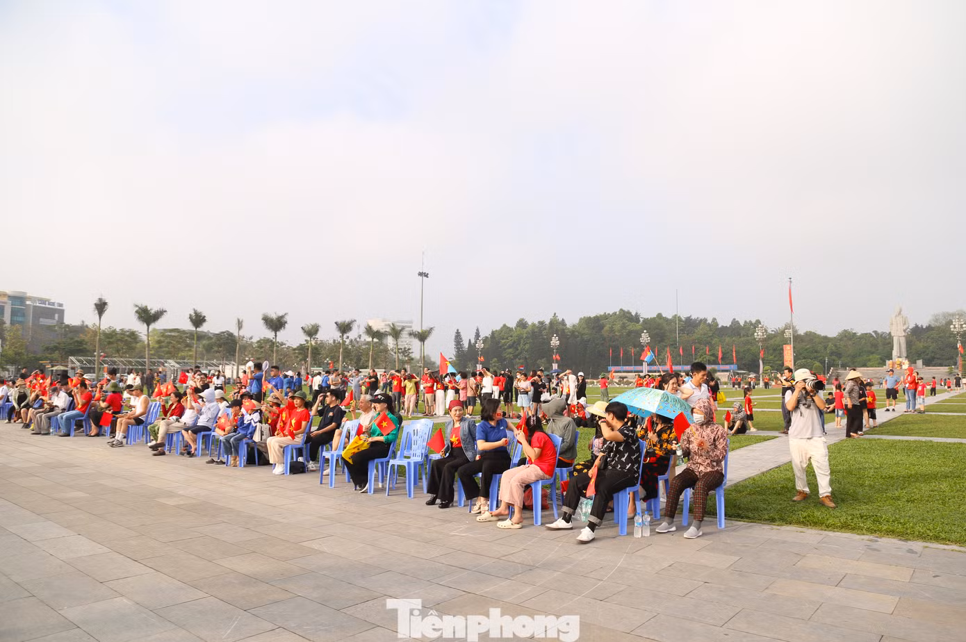 Lễ kỷ niệm 50 năm ngày giải phóng miền Nam, thống nhất đất nước không chỉ là một sự kiện chính trị trọng đại mà còn là một ngày hội lớn của nhân dân, nơi hàng triệu trái tim con dân đất Việt nhớ về lịch sử hào hùng của dân tộc trong cuộc kháng chiến trường chinh chống giặc ngoại xâm thống nhất đất nước, để cùng nhau phát huy sức mạnh đại đoàn kết toàn dân tộc trong công cuộc xây dựng đất nước giàu mạnh, phồn vinh trong kỷ nguyên vươn mình của dân tộc.