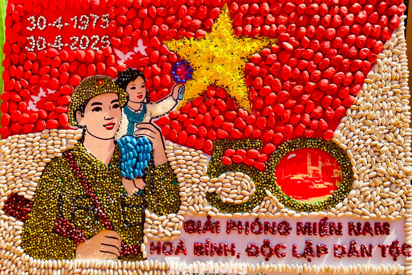 Cô Nguyễn Thị Hiền – Tổng phụ trách đội Trường Tiểu học Khánh Hợp cho biết, hưởng ứng chương trình “Non sông liền một dải” do Hội đồng đội huyện phát động, trường đã tổ chức buổi sinh hoạt lồng ghép hoạt động vẽ tranh bằng các loại hạt gắn với nội dung kỷ niệm 50 năm ngày non sông thống nhất.