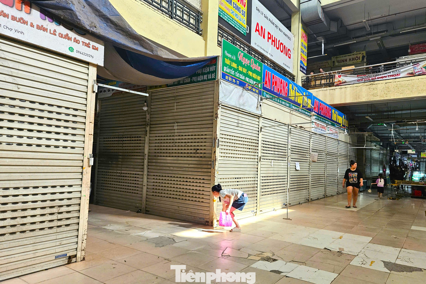 Bà Nguyễn Thị Phương (tiểu thương chợ Vinh) cho biết, các tiểu thương đồng loạt đóng cửa ki-ốt là do đang làm đơn kiến nghị lên cấp trên về mức đóng tiền thuế. Trước đây, các tiểu thương chỉ phải đóng tiền thuế là 42.000 đồng/m2, bây giờ tăng lên 190.000 đồng/m2. Sau khi các tiểu thương làm đơn kiến nghị, Ban quản lý chợ cũng đã có công văn đề xuất giảm giá thuê từ 190.000 đồng/m2 xuống còn 144.000 đồng/m2. “Đây vẫn là số tiền quá lớn, chúng tôi làm còng lưng chắc cũng không đủ tiền đóng thuế. Hơn nữa, hiện nay việc kinh doanh gặp nhiều khó khăn, người bán nhiều hơn người mua”, bà Phương cho hay.