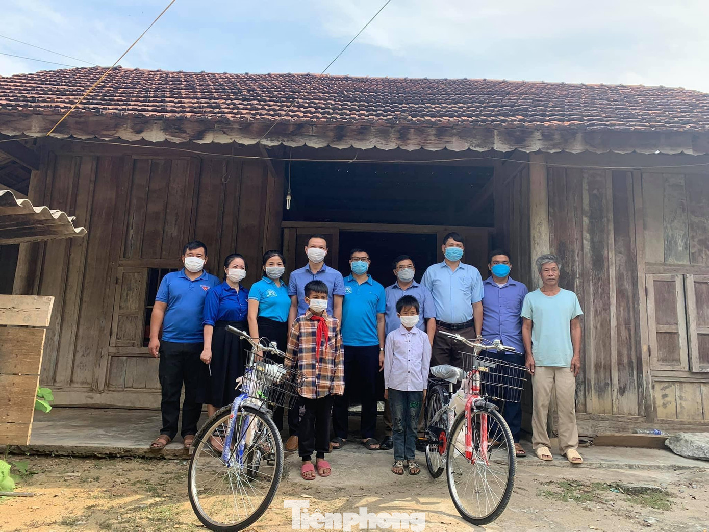 Tặng xe đạp cho học sinh nghèo, học giỏi tại huyện Kỳ Sơn