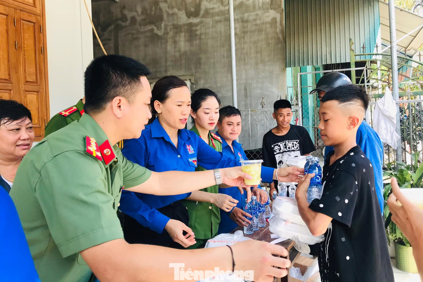 Ngay khi vừa kết thúc môn thi, các thí sinh được phát các suất cơm miễn phí.