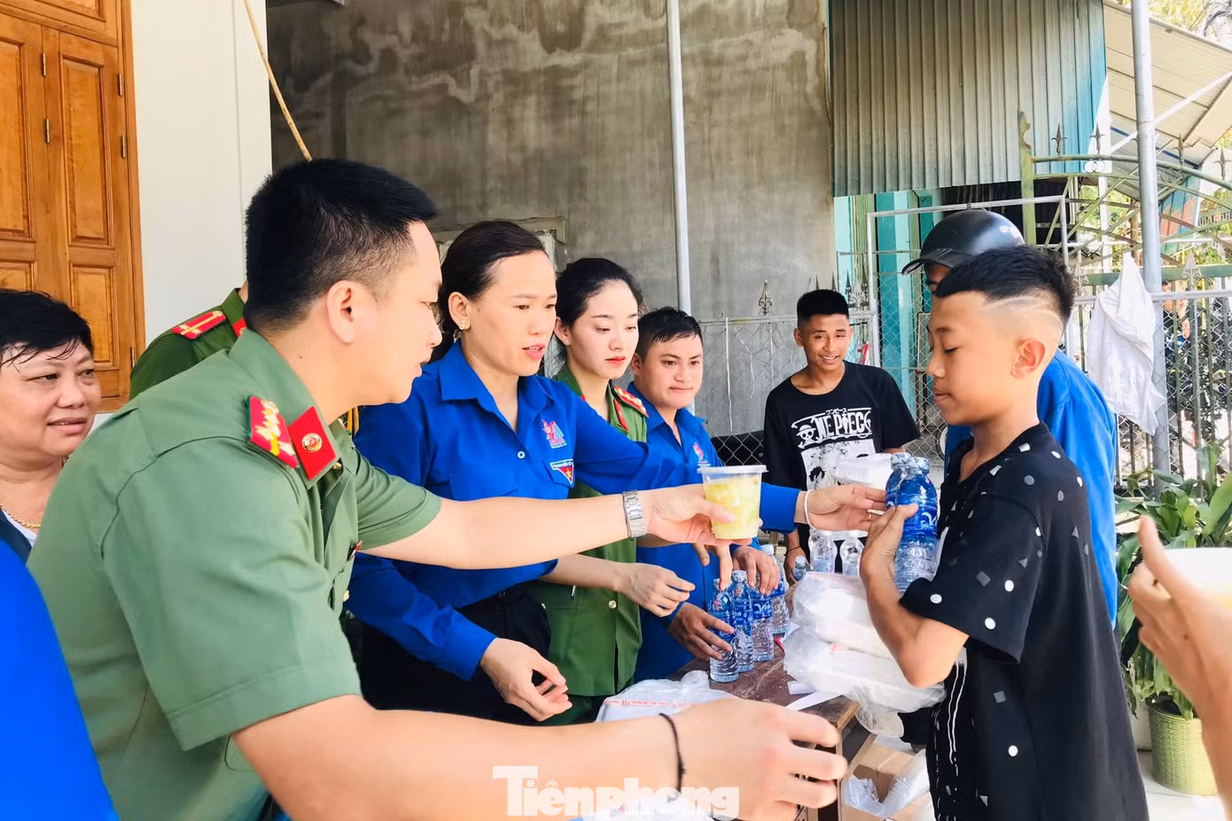 Ngay khi vừa kết thúc môn thi, các thí sinh được phát các suất cơm miễn phí.