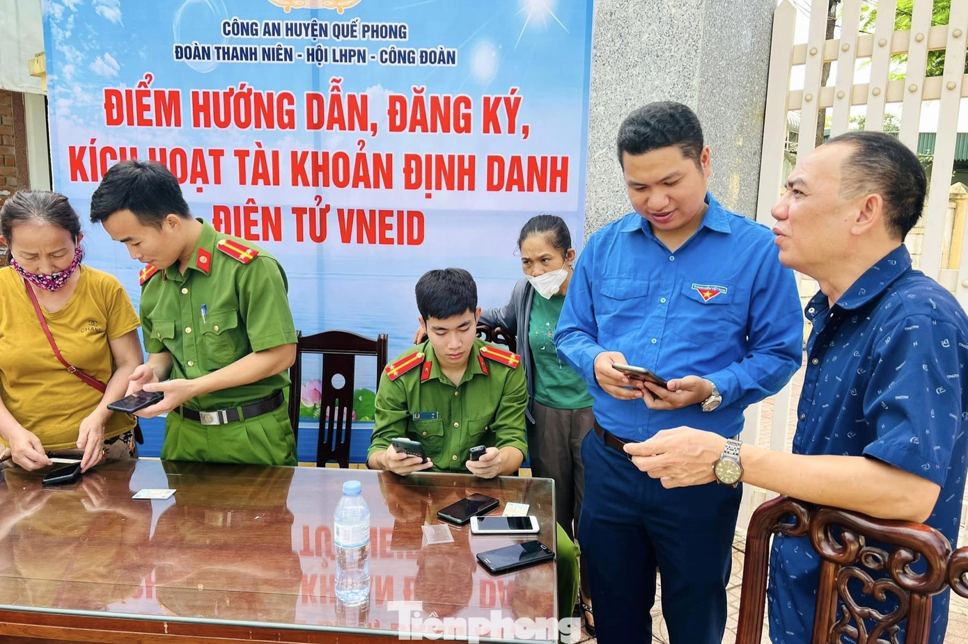 Quế Phong là huyện miền núi phía Tây Nghệ An. Do trình độ dân trí của người dân còn thấp, quá trình tuyên truyền ở cơ sở còn hạn chế nên còn khá nhiều người dân chưa được cài đặt và kích hoạt tài khoản định danh điện tử VneID.