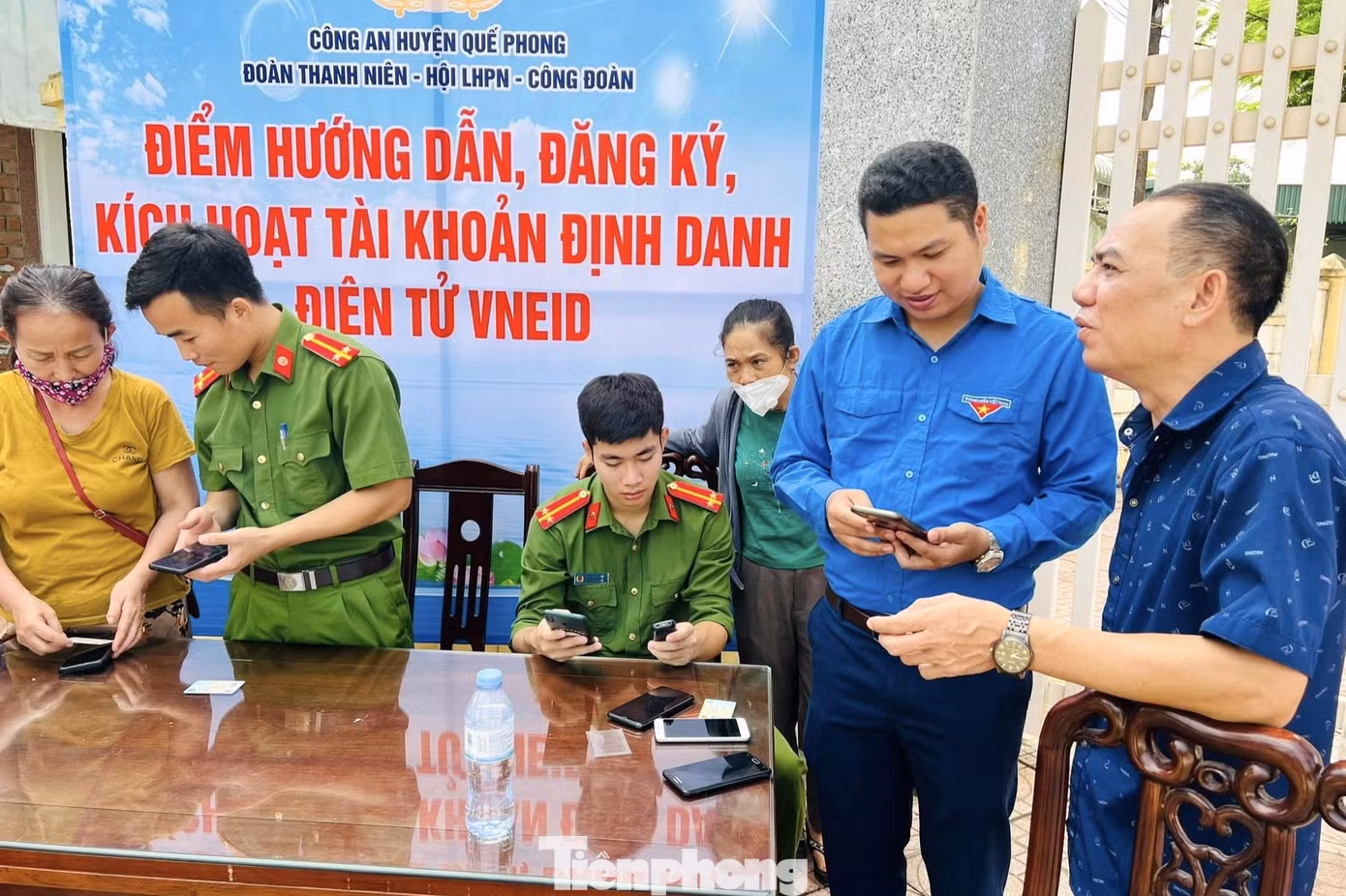 Quế Phong là huyện miền núi phía Tây Nghệ An. Do trình độ dân trí của người dân còn thấp, quá trình tuyên truyền ở cơ sở còn hạn chế nên còn khá nhiều người dân chưa được cài đặt và kích hoạt tài khoản định danh điện tử VneID.