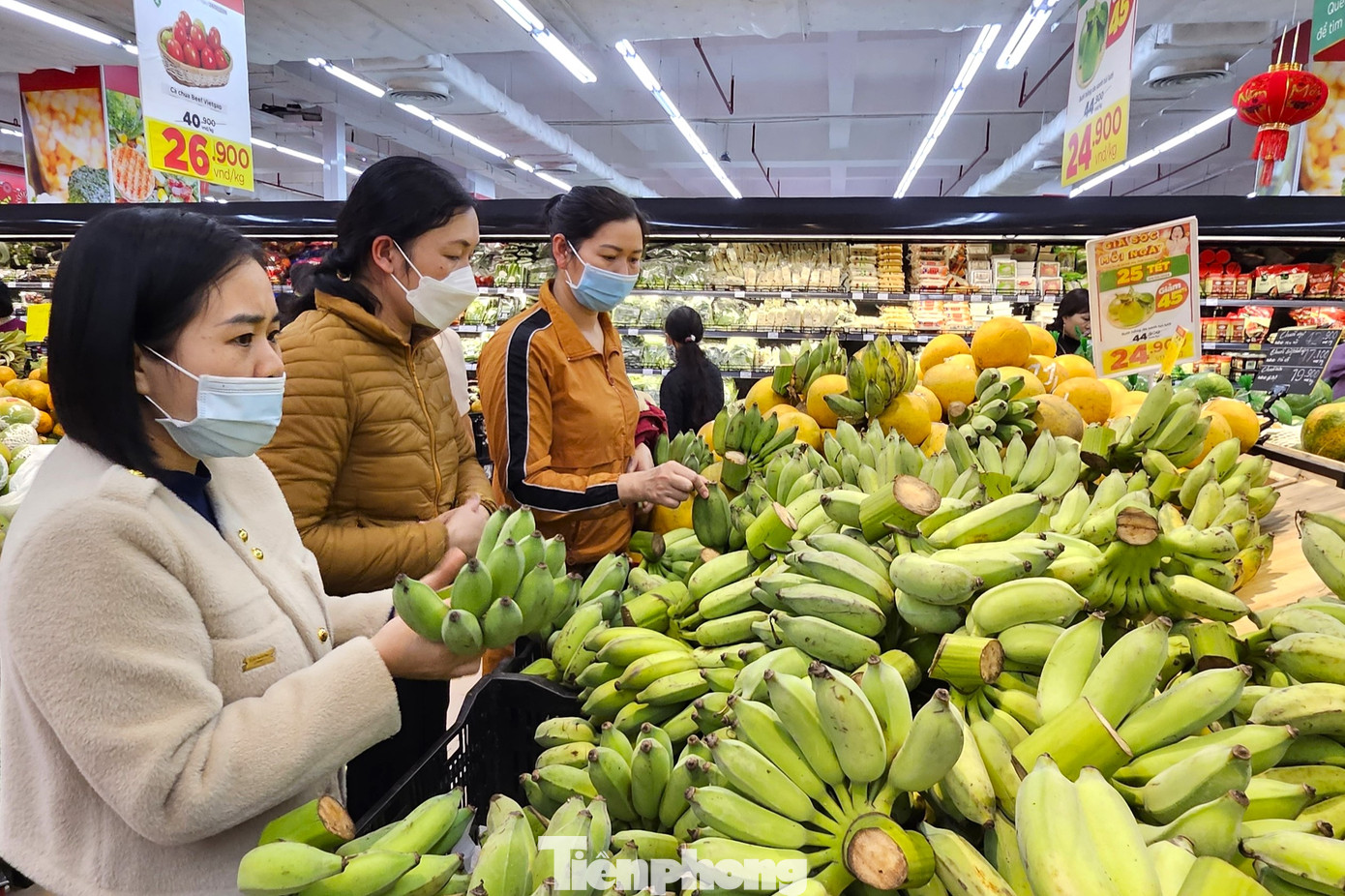 Người dân chọn hoa quả thắp hương ngày Tết.