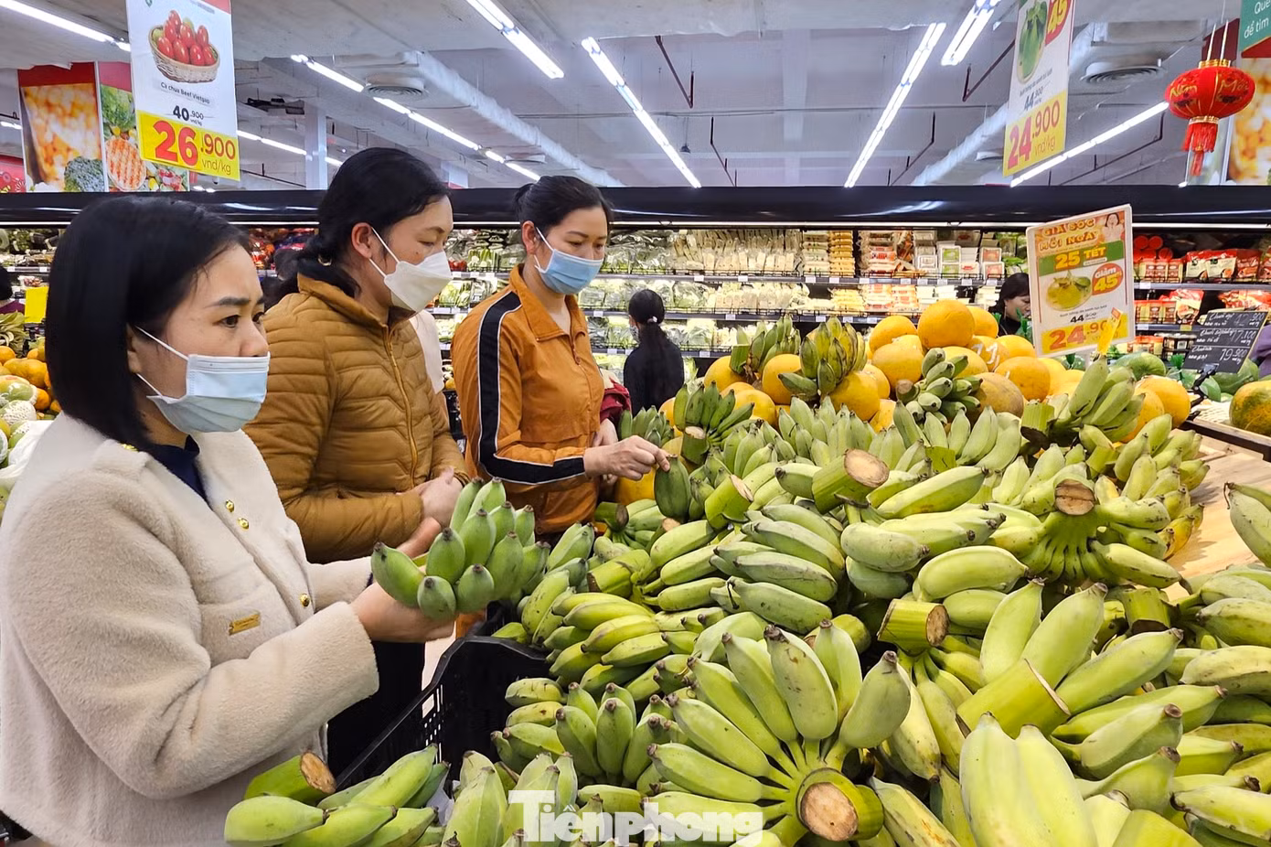 Người dân chọn hoa quả thắp hương ngày Tết.