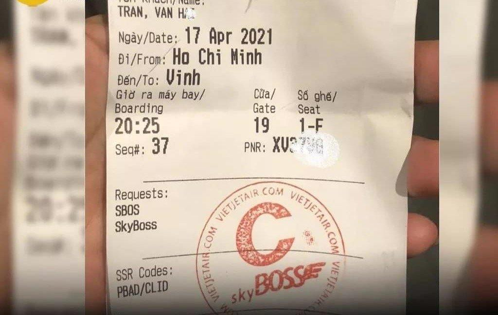 Tấm vé máy bay của anh Hải và câu chuyện gây xúc động trên mạng xã hội.