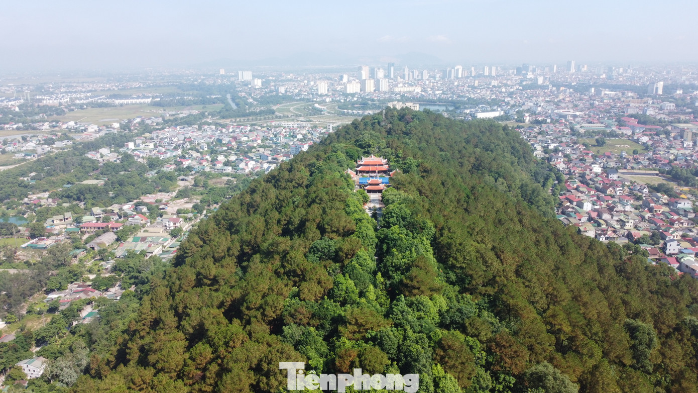 Đền thờ vua Quang Trung tọa lạc trên núi Dũng Quyết, phường Trung Đô, TP Vinh, Nghệ An. Núi có 4 chi gồm: long thủ (đầu rồng), phượng dực (cánh phượng), quy bôi (cồn rùa) và kỳ lân, hội tụ đủ tứ linh Long, Lân, Quy, Phụng.