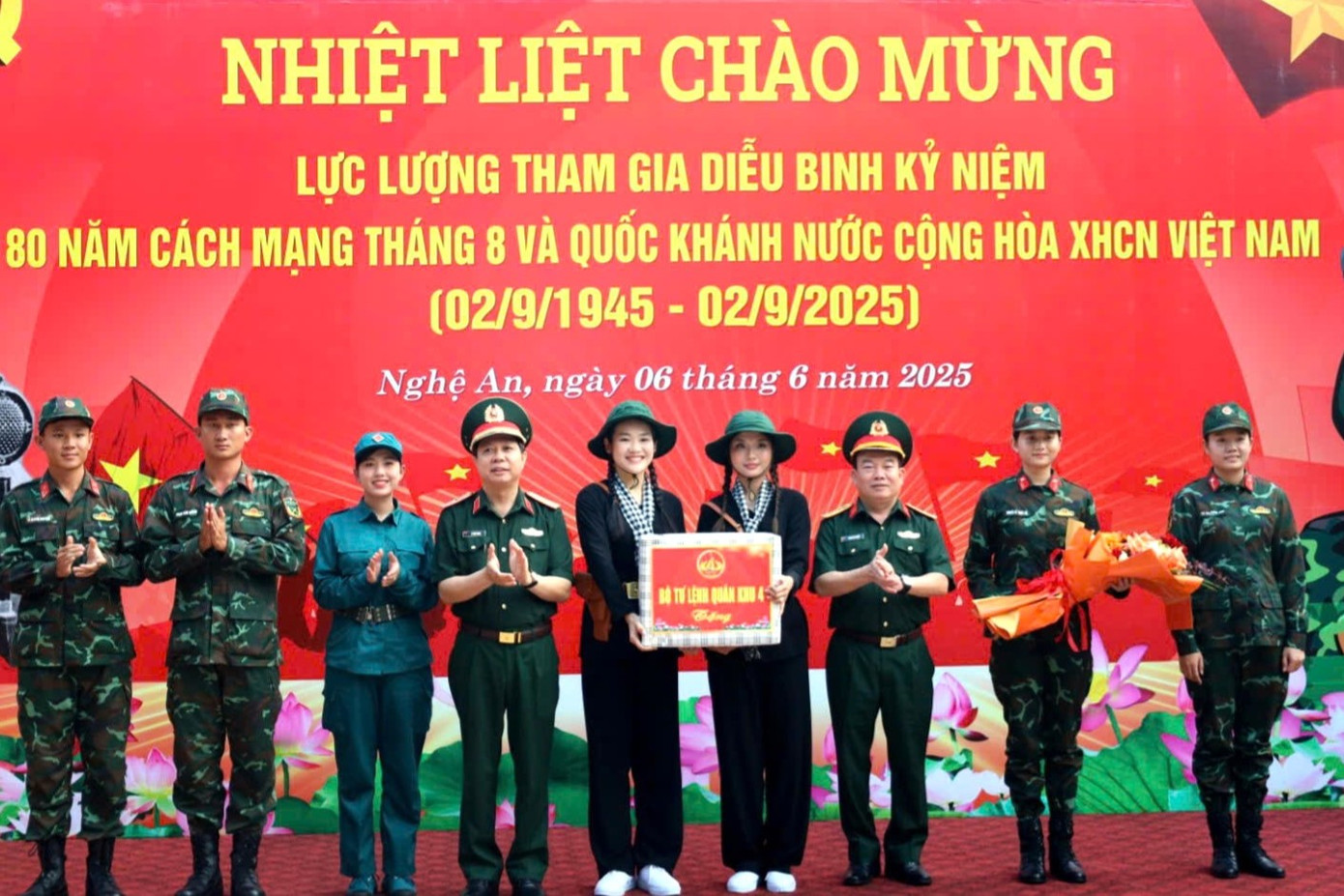 Tại buổi đón, Thủ trưởng Bộ Tư lệnh Quân khu 4; lãnh đạo tỉnh Nghệ An đã ân cần thăm hỏi sức khỏe, điều kiện ăn ở, sinh hoạt, luyện tập của cán bộ, chiến sĩ và trao tặng những phần quà ý nghĩa thể hiện tình cảm, trách nhiệm, sự đoàn kết, gắn bó giữa các địa phương, đơn vị. Trong ảnh: Bộ Tư lệnh Quân khu 4 tặng hoa, quà các khối lực lượng tham gia diễu binh, diễu hành.