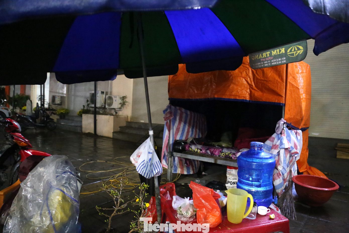 Những chiếc lều tạm bợ che mưa, chắn gió...