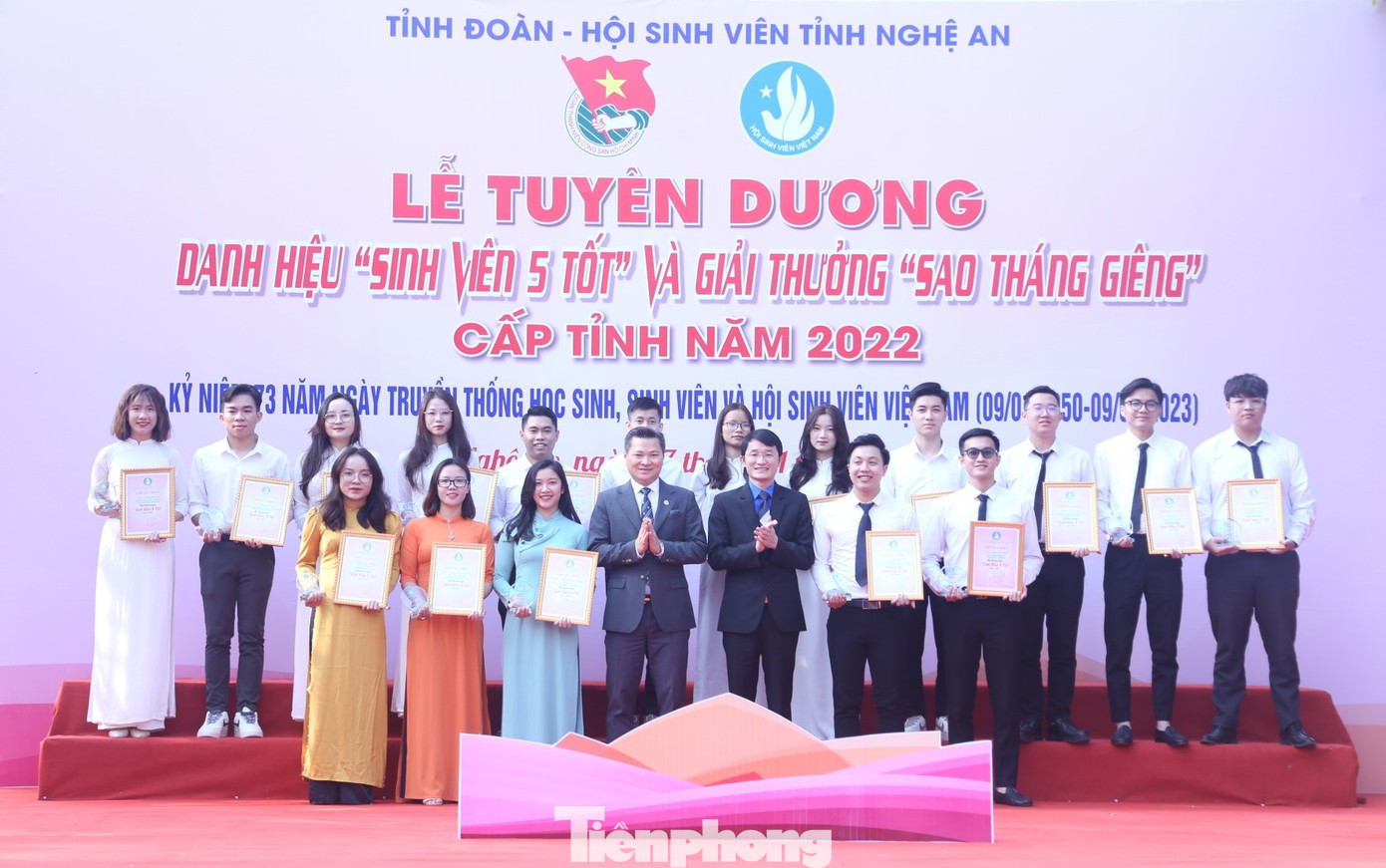 Đây là những sinh viên ưu tú, những đại diện của thế hệ sinh viên Nghệ An hôm nay, hội tụ đầy đủ 5 yếu tố: đạo đức tốt, học tập tốt, thể lực tốt, tình nguyện tốt, hội nhập tốt, sẵn sàng hội nhập trong thời kỳ cách mạng công nghiệp 4.0. Đây là những sinh viên ưu tú, những đại diện của thế hệ sinh viên Nghệ An hôm nay, hội tụ đầy đủ 5 yếu tố: đạo đức tốt, học tập tốt, thể lực tốt, tình nguyện tốt, hội nhập tốt, sẵn sàng hội nhập trong thời kỳ cách mạng công nghiệp 4.0.