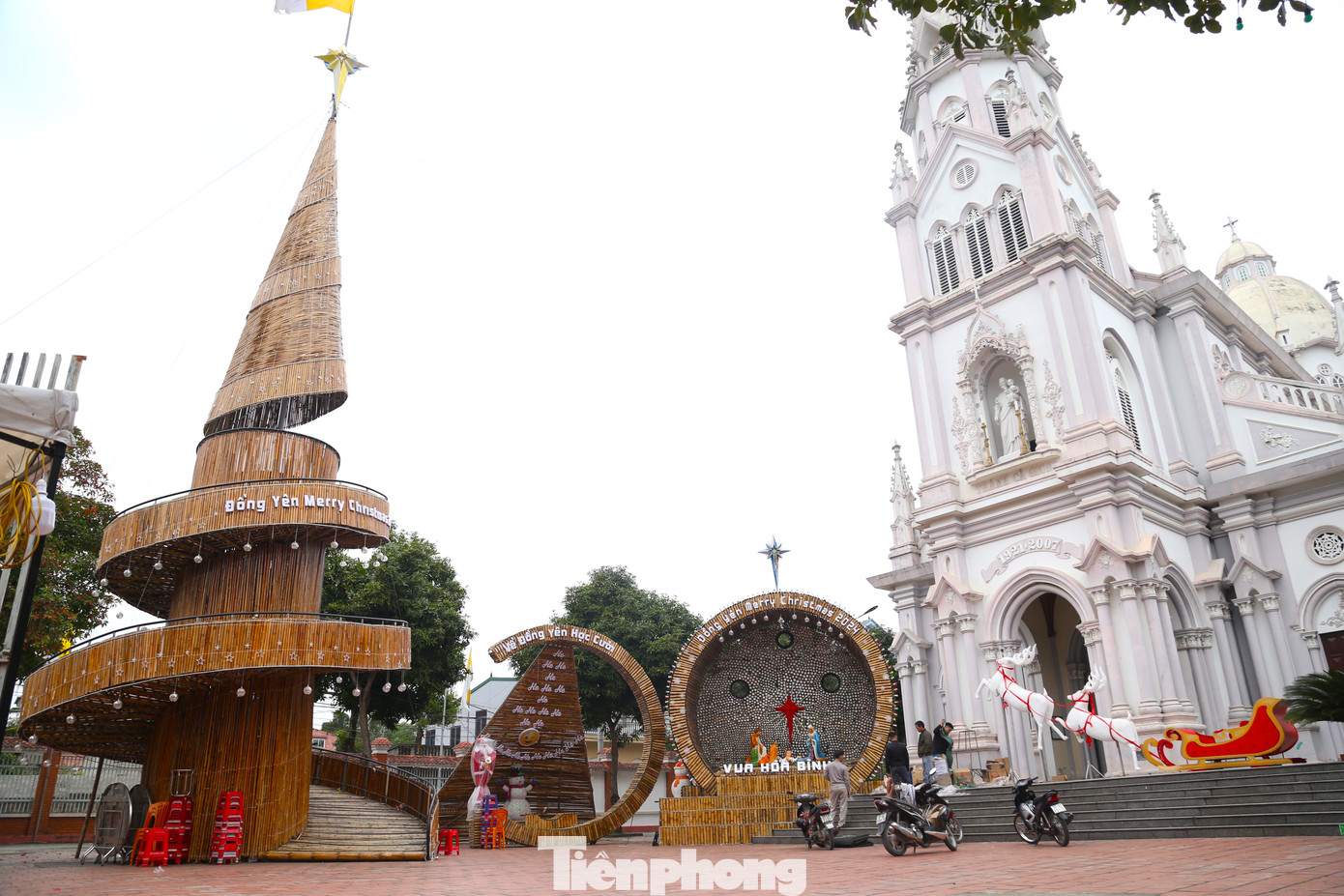 Cây thông Noel là một điểm nhấn quan trọng trong hệ thống các công trình chào đón Giáng sinh năm nay của bà con giáo họ Đồng Yên được làm từ 1.400 cây nứa, tre.