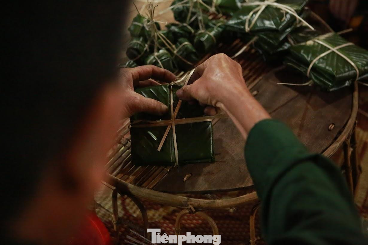 Bánh chưng để cúng ngày Tết của đồng bào nơi đây có 4 loại bánh. Khâu tôm kháu khoài (bánh sừng trâu); khâu tôm cộp (bánh đôi); khâu tôm khuản tụ (bánh gậy); khâu tôm pom (bánh vuông nhỏ).