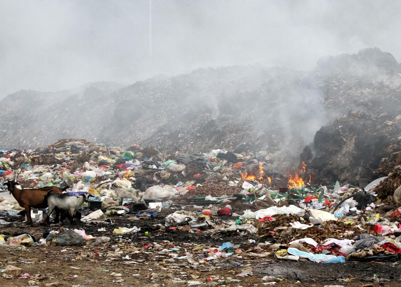 Bãi rác cháy âm ỉ liên tục trong nửa tháng khói bụi ảnh hưởng đến đời sống của người dân Bãi rác cháy âm ỉ liên tục trong nửa tháng khói bụi ảnh hưởng đến đời sống của người dân