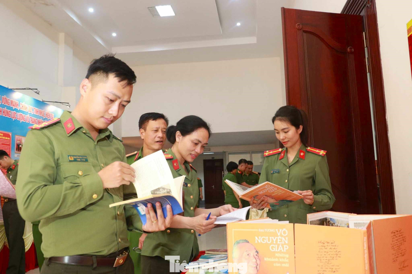 Công an tỉnh Nghệ An tổ chức triển lãm sách và phát động phong trào đọc sách với chủ đề: “Công an nhân dân đẩy mạnh học tập làm theo tấm gương Bác Hồ vĩ đại”. Tại chương trình, các cán bộ, chiến sĩ được nghe giới thiệu về cuốn sách “Học tập và làm theo tư tưởng, đạo đức, phong cách Hồ Chí Minh về ý chí tự lực, tự cường, khát vọng phát triển đất nước phồn vinh, hạnh phúc trong Công an nhân dân” do Bộ Công an biên soạn và phát hành năm 2023.