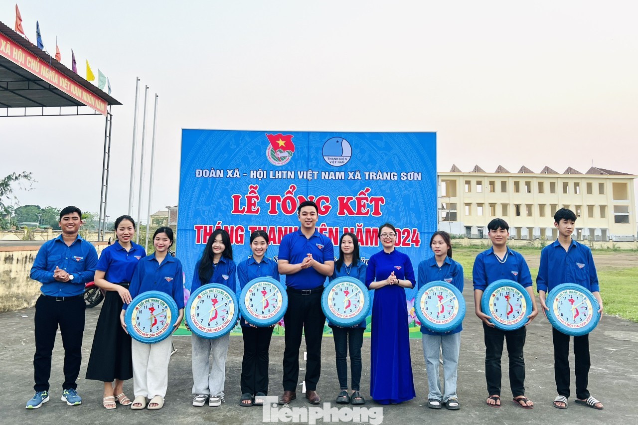 “Sau khi thu gom lốp xe máy cũ, vệ sinh sạch sẽ, xử lý màu trước khi làm khung, các đoàn viên thanh niên làm mặt đồng hồ là bản đồ Việt Nam với dòng chữ “Tự hào một dải non sông” được in trên chất liệu Aluminum. Những chiếc đồng hồ đặc biệt này không chỉ để trang trí mà còn góp phần bồi đắp tình yêu đất nước, ý thức về chủ quyền biển đảo thiêng liêng của Tổ quốc”, chị Hương chia sẻ.
