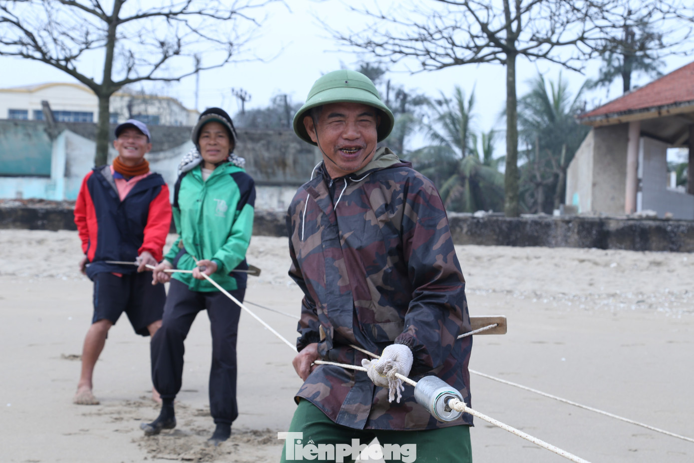 Ngư dân Nguyễn Văn Hùng (65 tuổi, trú phường Nghi Thủy, thị xã Cửa Lò) cho biết, ông từng đi biển khơi xa đánh cá lớn. Về già, ông vẫn gắn bó với biển bằng nghề kéo lưới rùng. “Thời gian kéo một mẻ lưới thường mất khoảng 3 giờ đồng hồ. Mỗi mẻ lưới phụ thuộc vào luồng cá, tôm sinh sống, trung bình thu về từ 15-20kg hải sản các loại, tính ra bán được từ 2-5 triệu đồng/mẻ. Còn nếu mẻ nào trúng, có nhiều hải sản giá trị, có thể bán được cả chục triệu đồng”, ông Hùng chia sẻ. Ngư dân Nguyễn Văn Hùng (65 tuổi, trú phường Nghi Thủy, thị xã Cửa Lò) cho biết, ông từng đi biển khơi xa đánh cá lớn. Về già, ông vẫn gắn bó với biển bằng nghề kéo lưới rùng. “Thời gian kéo một mẻ lưới thường mất khoảng 3 giờ đồng hồ. Mỗi mẻ lưới phụ thuộc vào luồng cá, tôm sinh sống, trung bình thu về từ 15-20kg hải sản các loại, tính ra bán được từ 2-5 triệu đồng/mẻ. Còn nếu mẻ nào trúng, có nhiều hải sản giá trị, có thể bán được cả chục triệu đồng”, ông Hùng chia sẻ.