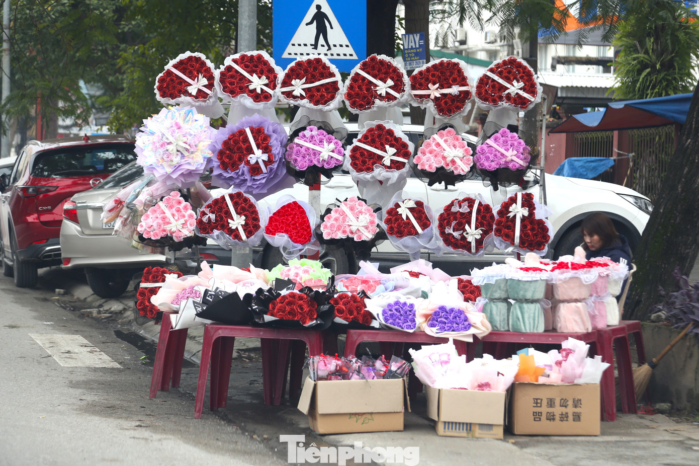 Các loại hoa hồng sáp với nhiều kiểu dáng, màu sắc bắt mắt có giá từ 100.000 đồng/bó. Theo chia sẻ của người bán, hoa hồng sáp chơi lâu bền, không lo hư hỏng, giá cả phải chăng. Trong ảnh, người bán trông ngóng khách mua. Các loại hoa hồng sáp với nhiều kiểu dáng, màu sắc bắt mắt có giá từ 100.000 đồng/bó. Theo chia sẻ của người bán, hoa hồng sáp chơi lâu bền, không lo hư hỏng, giá cả phải chăng. Trong ảnh, người bán trông ngóng khách mua.