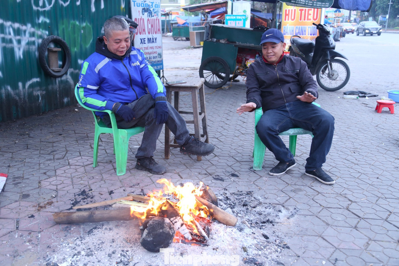 Anh Nguyễn Văn Quang, lái xe công nghệ trên đường Hồng Bàng chia sẻ: “Mặc đủ ấm rồi mà không đốt tý lửa sưởi thì vẫn không chịu được. Lúc không có khách thì anh em lại ngồi bên đống lửa cho ấm người”. Anh Nguyễn Văn Quang, lái xe công nghệ trên đường Hồng Bàng chia sẻ: “Mặc đủ ấm rồi mà không đốt tý lửa sưởi thì vẫn không chịu được. Lúc không có khách thì anh em lại ngồi bên đống lửa cho ấm người”.