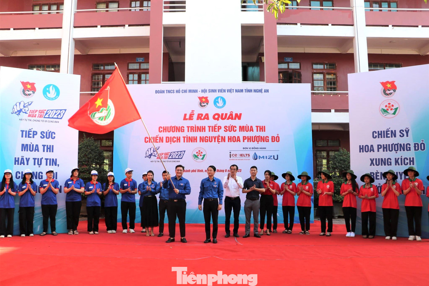 Nghi thức Phát động Chương trình Tiếp sức mùa thi, Chiến dịch Tình nguyện Hoa phượng đỏ năm 2023. Ảnh: TH