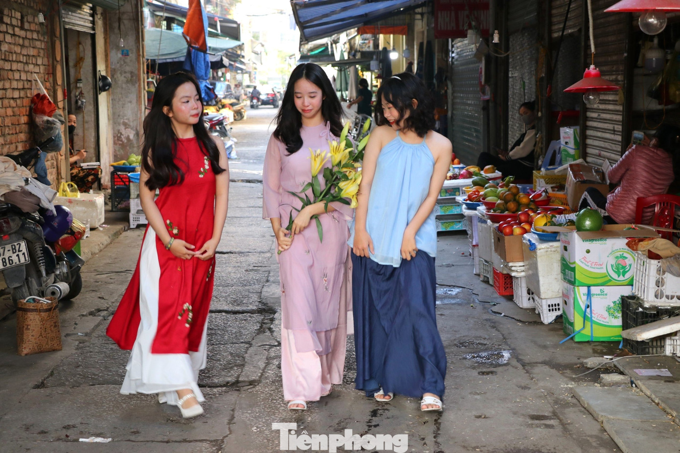 Một con ngõ nhỏ ở khu vực chợ Vinh được nhóm bạn trẻ lựa chọn để ghi lại những khoảnh khắc đẹp.